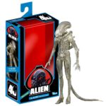 Alien: Las Mejores Figuras de la Reina y los Xenomorfos Si eres fan de Alien, las figuras de NECA basadas en esta franquicia te sorprenderán por su increíble nivel de detalle. Desde los temibles Xenomorfos hasta la imponente Reina Alien, cada figura captura la esencia de estas criaturas aterradoras, con detalles minuciosos en su escultura, pintura y articulación. Uno de los productos más icónicos de nuestra colección es la NECA Aliens 40th Anniversary Big Chap Ultimate Action Figure. Esta figura conmemora el 40 aniversario de la saga Alien y es una de las piezas más esperadas y deseadas por los coleccionistas. El Big Chap, conocido como el Xenomorfo original, está cuidadosamente diseñado para capturar su apariencia aterradora y sus características más distintivas, desde su cuerpo esquelético hasta su cabeza alargada y su famosa boca interna. La figura de Big Chap incluye múltiples accesorios, como manos intercambiables, máscaras adicionales y una base para exhibirla de manera espectacular. Además, la caja está diseñada con una edición especial para celebrar el aniversario, lo que la convierte en una pieza de colección exclusiva y limitada. neca chile alien 40 aniversario