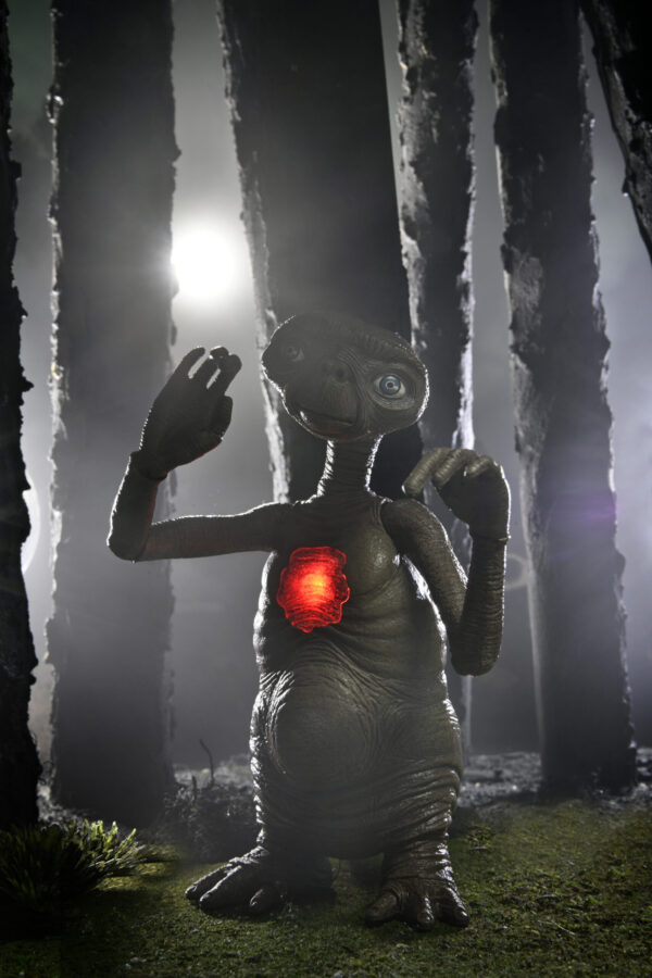 E.T. 40th Anniversary  7″  – Deluxe Ultimate E.T. with LED Chest - Imagen 4