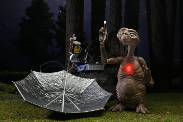 E.T. 40th Anniversary  7″  – Deluxe Ultimate E.T. with LED Chest - Imagen 3