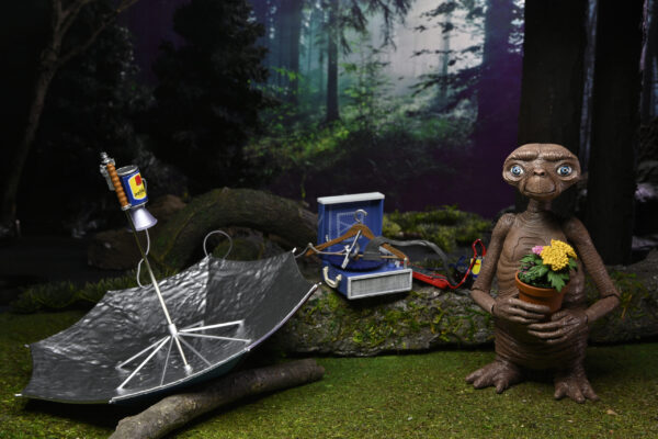 E.T. 40th Anniversary  7″  – Deluxe Ultimate E.T. with LED Chest - Imagen 2